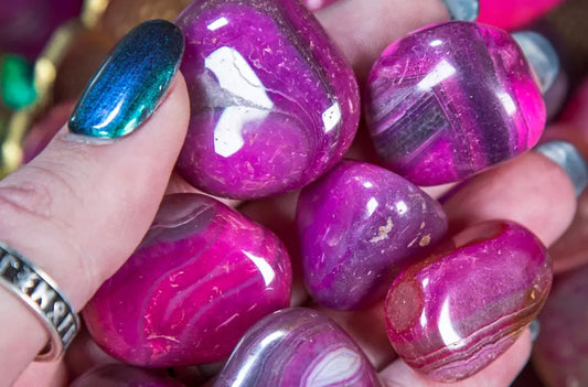 Agata fucsia naturale: gioielli, provenienza, benefici, cristalloterapia e chakra