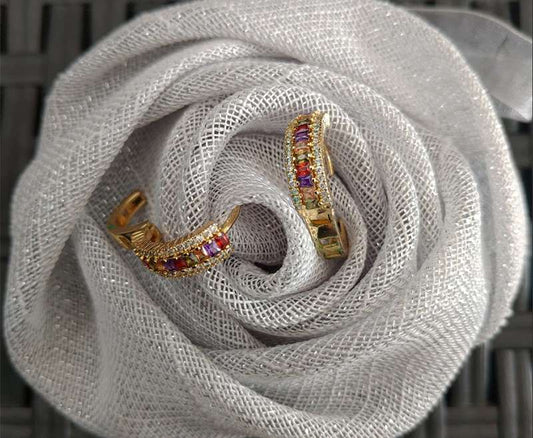 Orecchini a cerchio con zirconi colorati placcati oro 18k Nasra