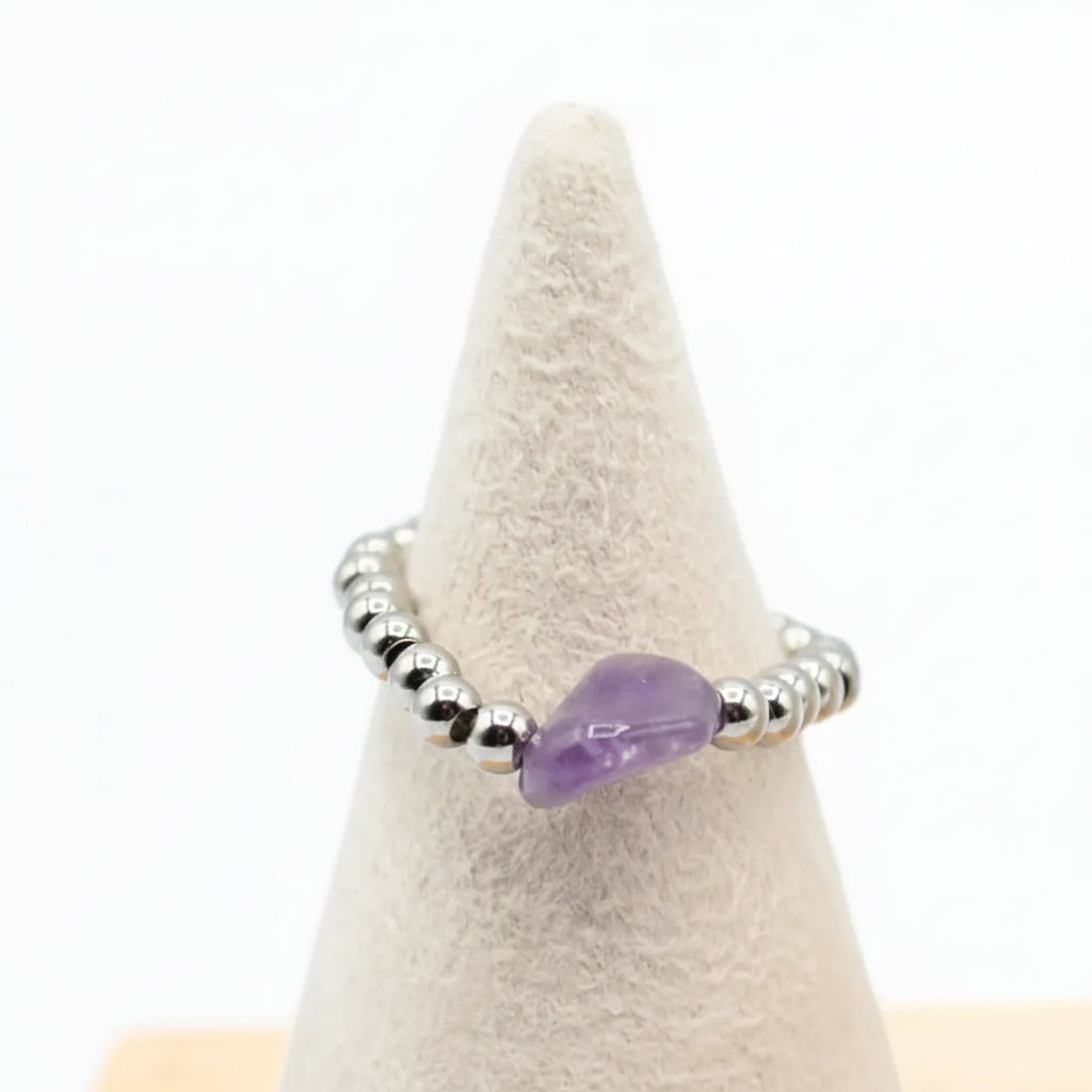 Elastischer Ring mit unregelmäßigem Amethyst und Stahlkugeln
