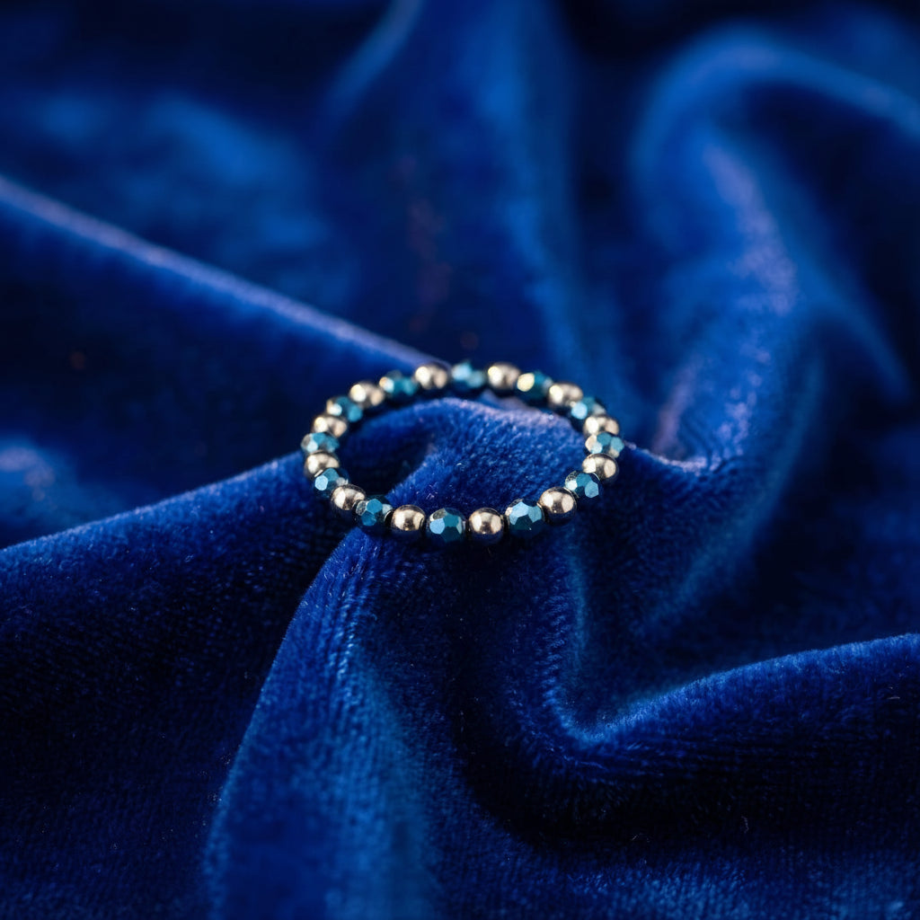 Elastischer Ring mit facettiertem, poliertem blauem Hämatit