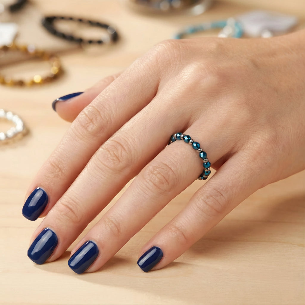 Elastischer Ring mit facettiertem, poliertem blauem Hämatit