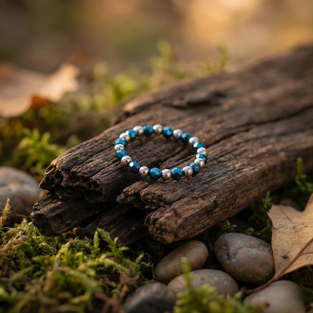 Elastischer Ring mit facettiertem, poliertem blauem Hämatit