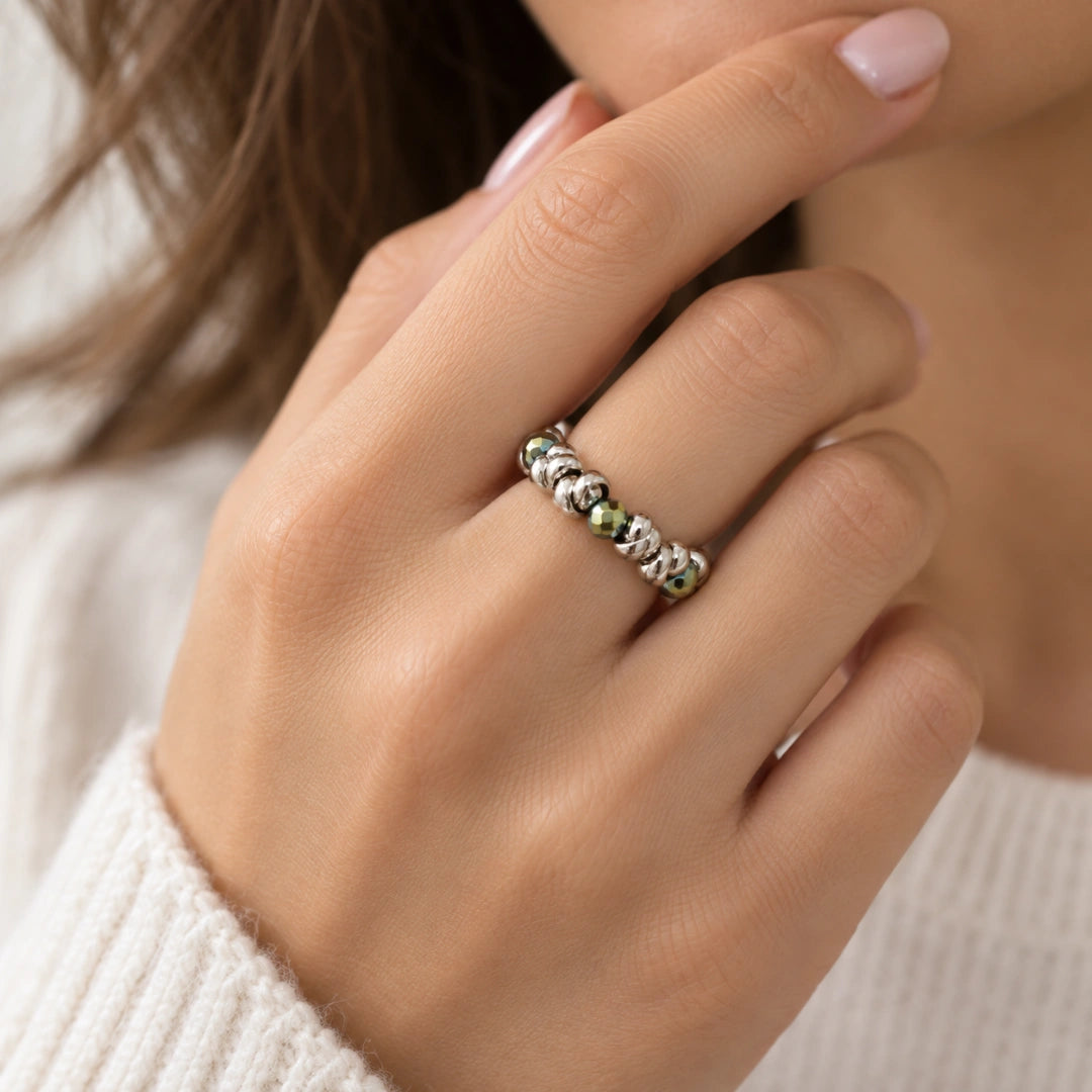 Elastischer Ring mit unregelmäßigem Amethyst und Stahlkugeln