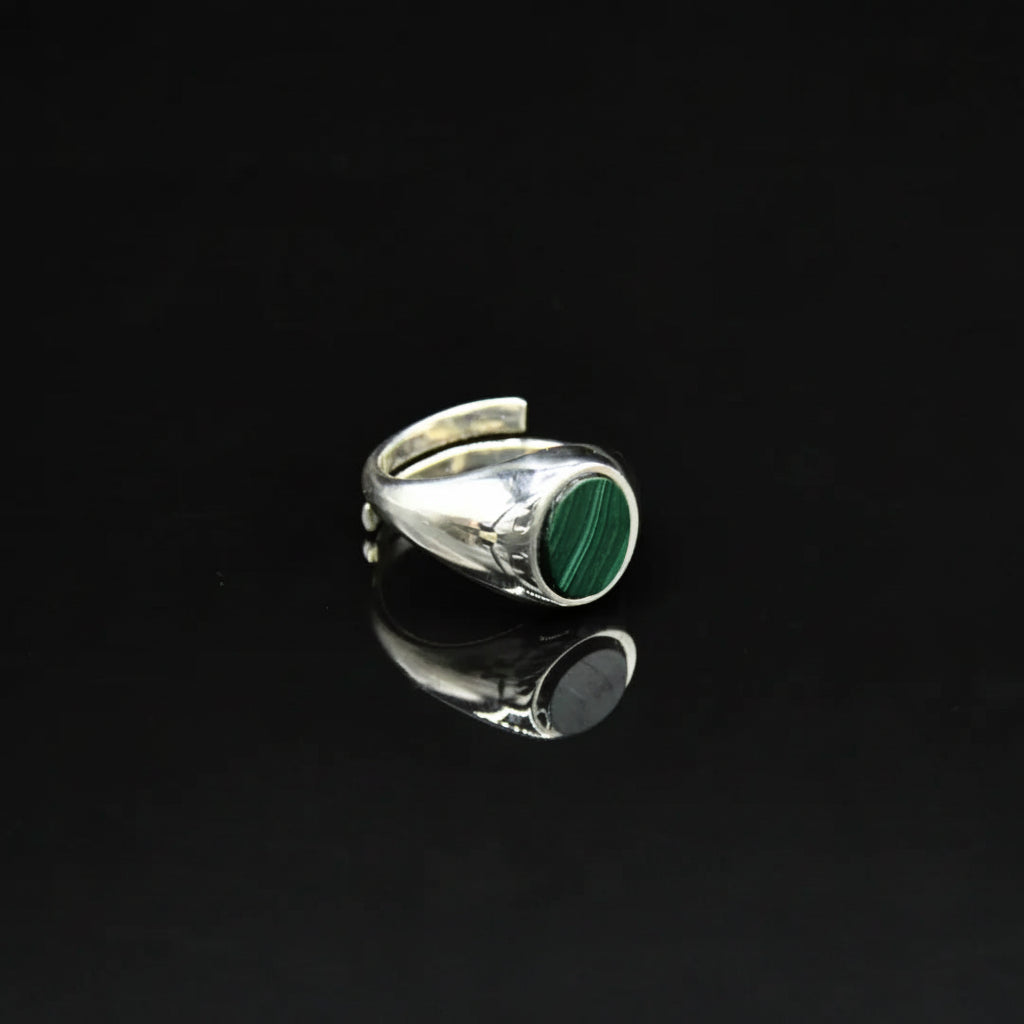 Eternity - Anello con Pasta di Malachite: Stile e Significato in Ogni Dettaglio