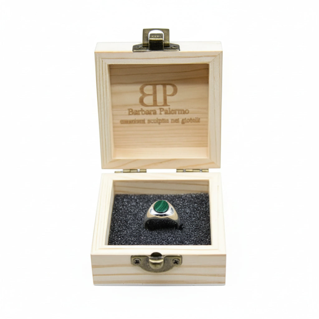 Eternity - Anello con Pasta di Malachite: Stile e Significato in Ogni Dettaglio