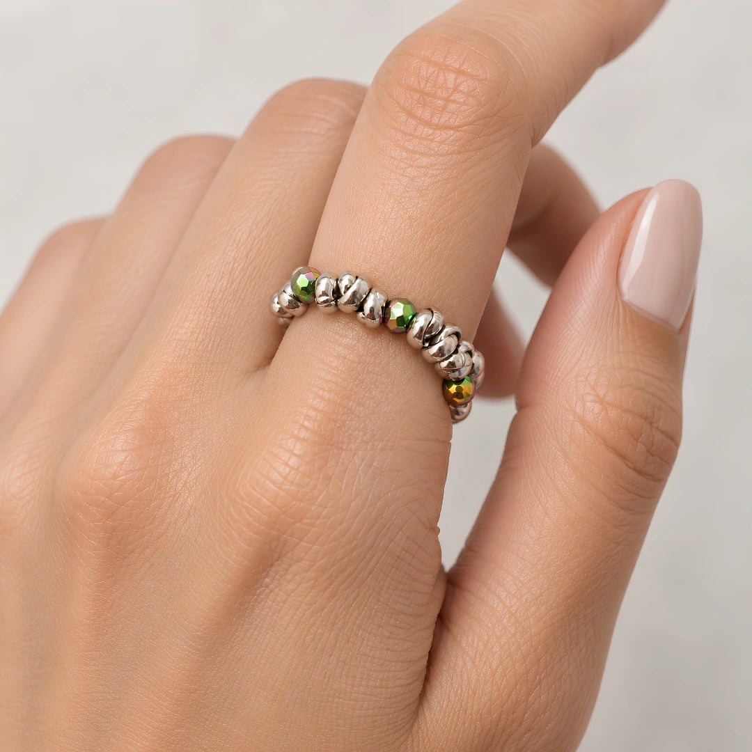 Elastischer Ring mit unregelmäßigem Amethyst und Stahlkugeln