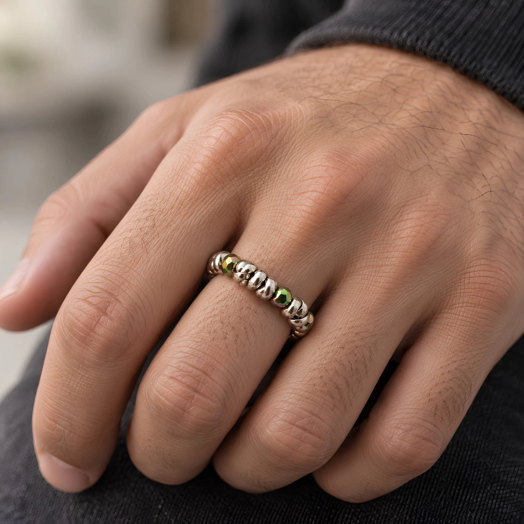 Elastischer Ring mit unregelmäßigem Amethyst und Stahlkugeln