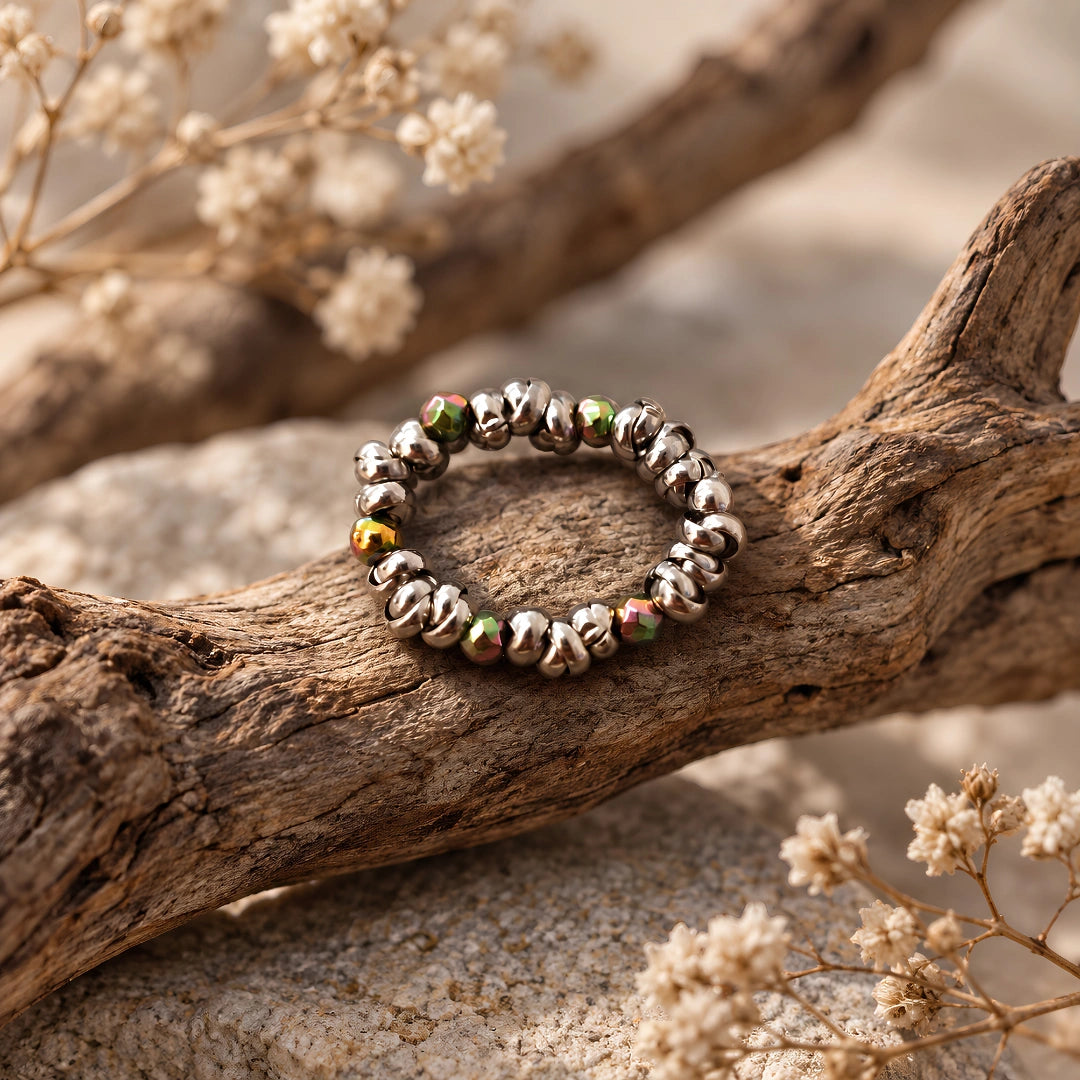 Elastischer Ring mit unregelmäßigem Amethyst und Stahlkugeln