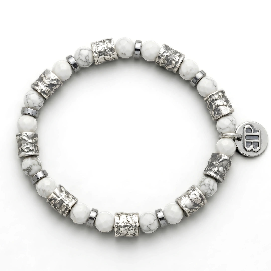 Polignano a Mare: Silberne Wellen in der Eleganz eines Armbandes