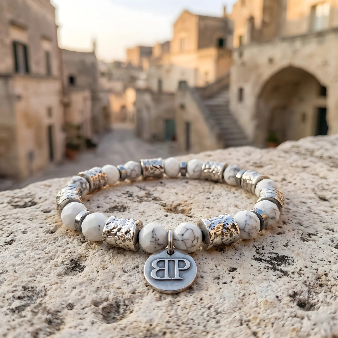 Polignano a Mare: Silberne Wellen in der Eleganz eines Armbandes