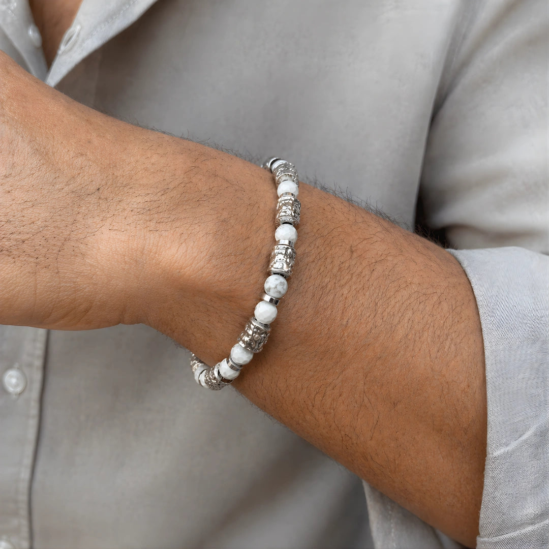 Polignano a Mare: Silberne Wellen in der Eleganz eines Armbandes
