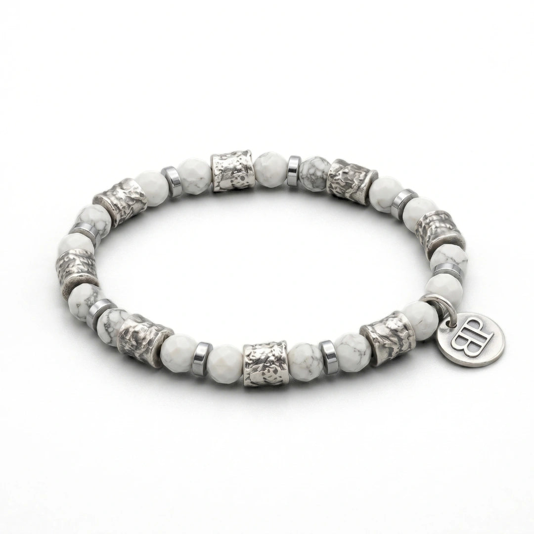 Polignano a Mare: Silberne Wellen in der Eleganz eines Armbandes