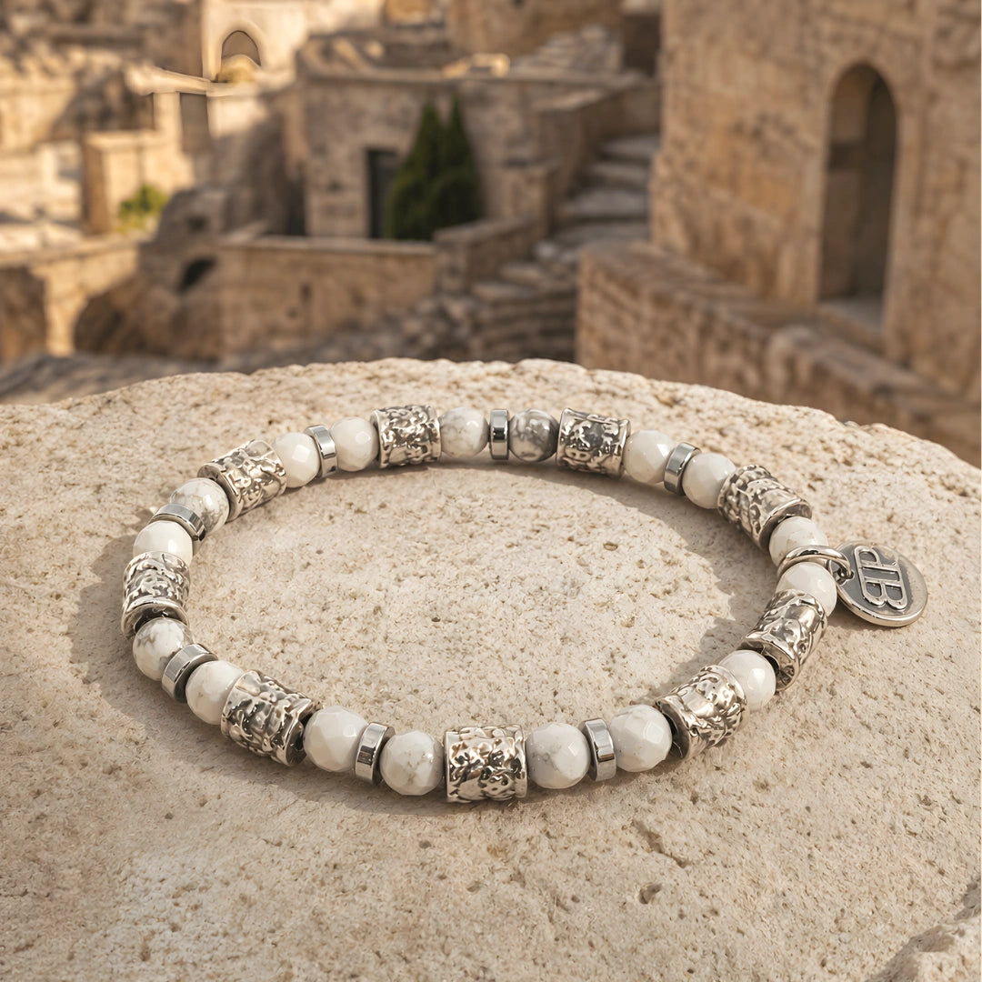 Polignano a Mare: Silberne Wellen in der Eleganz eines Armbandes