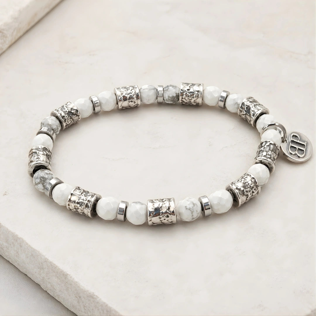 Polignano a Mare: Silberne Wellen in der Eleganz eines Armbandes
