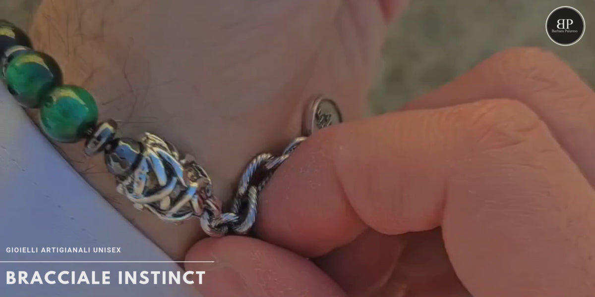 Carica il video: 
