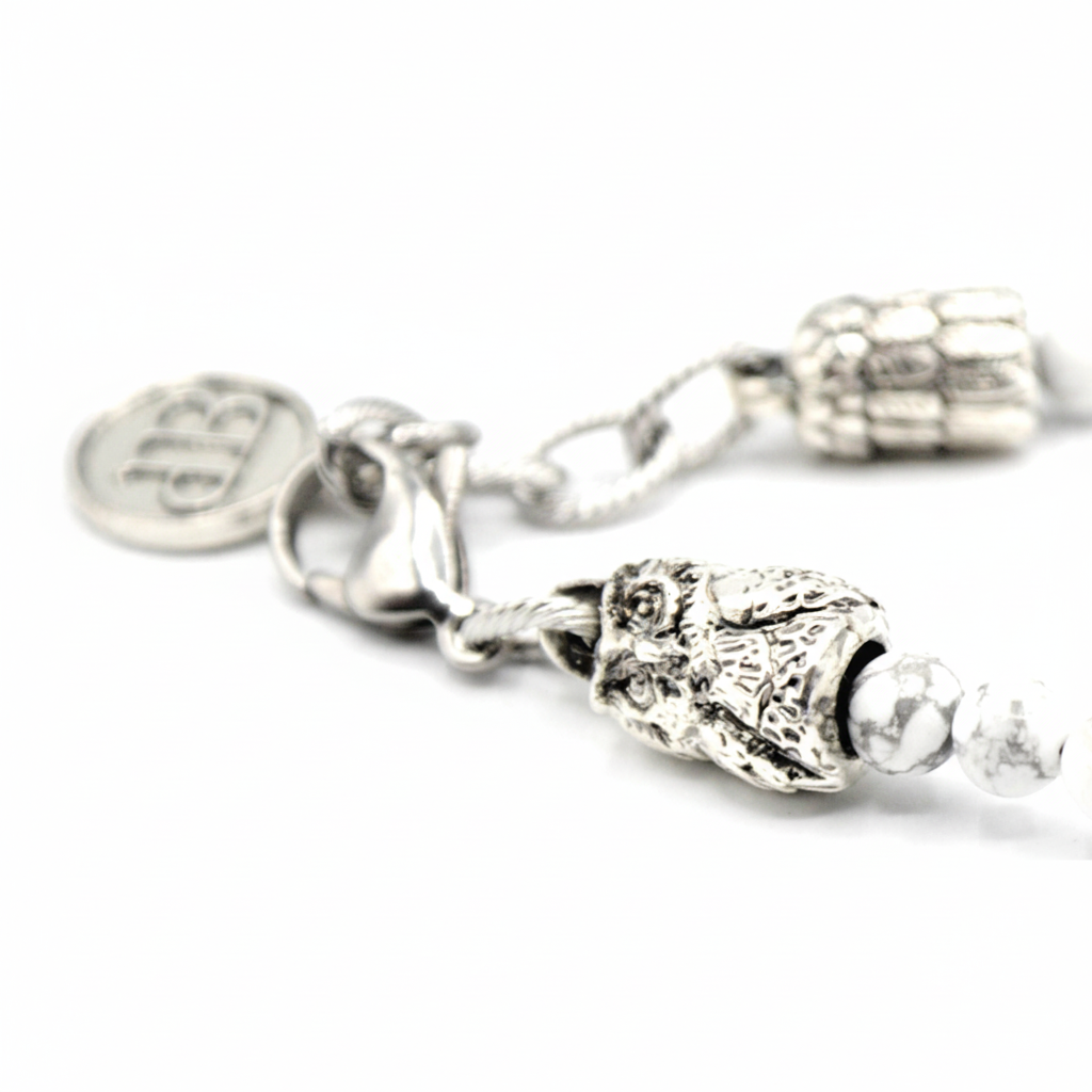 Serenity – Armband aus Howlith und Hämatit mit Eule